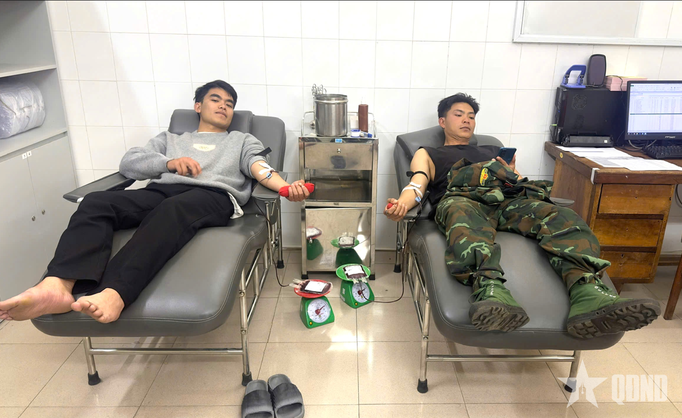 Hành động đẹp của hai anh bộ đội